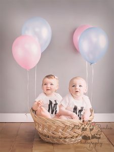 twins 1st birthday with balloons